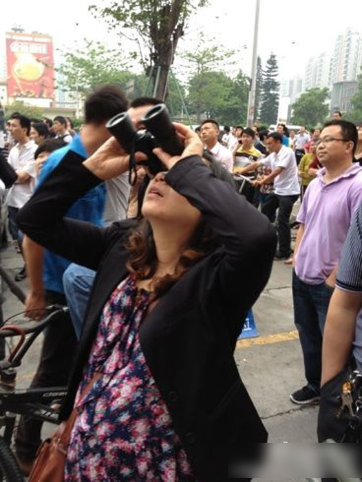 Ů�Ӹ�¥�������� Χ���߶¾Ȼ�����һ������